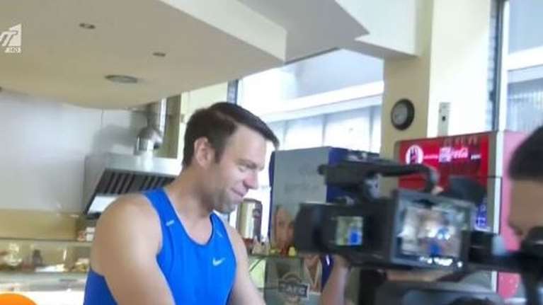 Με αμάνικα μπλουζάκια στο γυμναστήριο Κασσελάκης και Τάιλερ- Του ζητούσαν να σχολιάσει την Αχτσιόγλου, αλλά εκείνος "σφίγγα" [βίντεο]