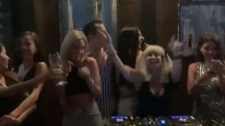 Συνεχίζεται το γλέντι στο Ντουμπάι: Ελληνικό πάρτι μόνο για.. εμβολιασμένους [βίντεο]