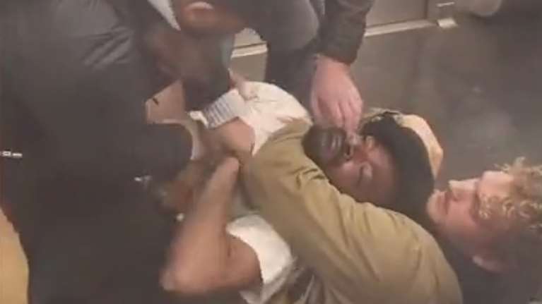 Νέα Υόρκη: Σοκαριστική δολοφονία αστέγου μέσα σε συρμό του μετρό - Συνεπιβάτης του έκανε κεφαλοκλείδωμα [σκληρές εικόνες]