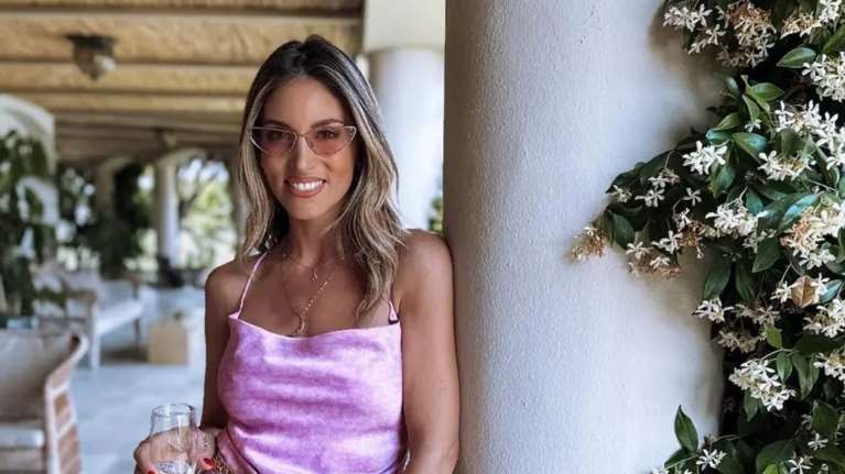 Αθηνά Οικονομάκου: Καλεσμένη σε πρωινή βάφτιση - Το υπέροχο λιλά slip dress και τα δετά φλατ σανδάλια