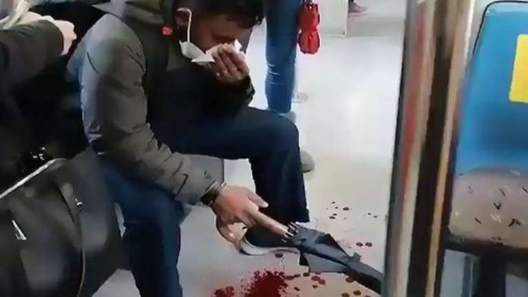 Ρατσιστική επίθεση στον Ηλεκτρικό: Επιβάτης ξυλοκόπησε μετανάστη - Βίντεο σοκ