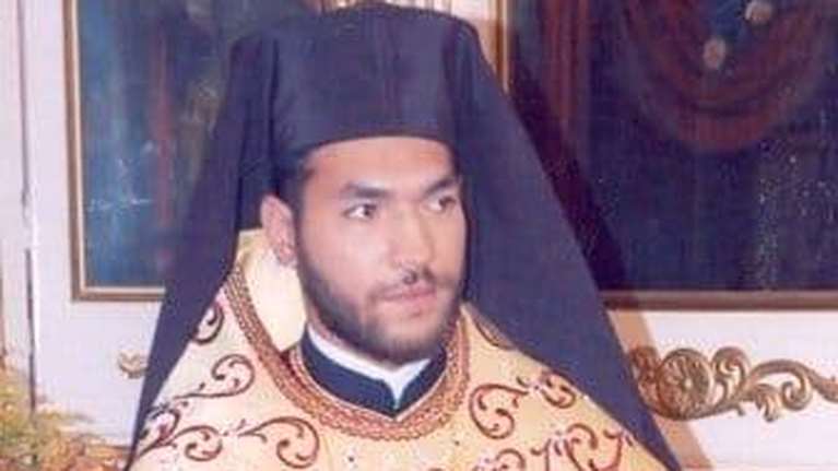 Μονή Πετράκη - Οργισμένα ράσα: Ο ιερέας με το βιτριόλι επιτίθεται σε κάμερα πριν από έξι χρόνια [βίντεο]