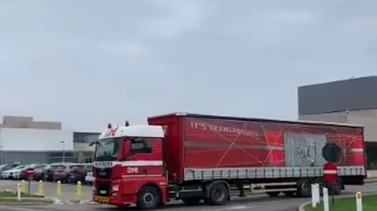 Κορονοϊός: Έφυγαν από το Βέλγιο για τη Βρετανία τα πρώτα φορτηγά με τα εμβόλια της Pfizer [Βίντεο]