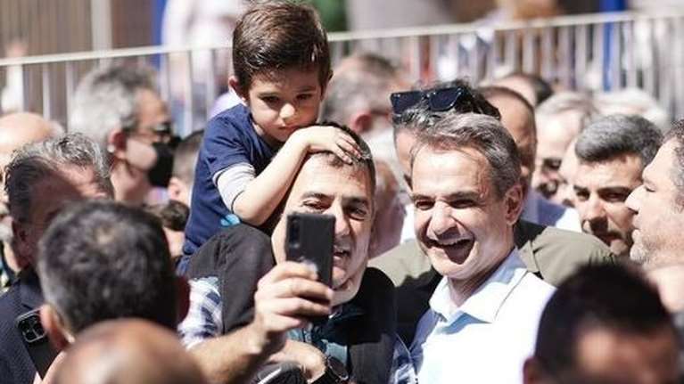 Μητσοτάκης στο Μοσχάτο: Σέλφι με πολίτες και η ανάρτηση στο Instagram με το &quot;ευχαριστώ&quot; του πρωθυπουργού