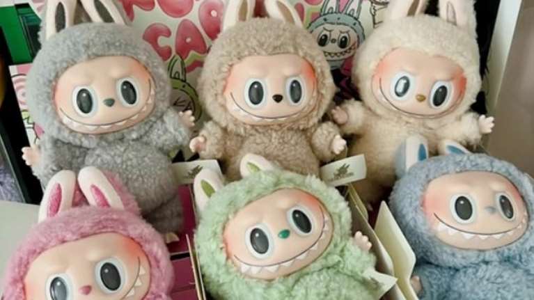 Φρενίτιδα για τα Labubu: Τα λούτρινα κουκλάκια που έχουν γίνει παγκόσμιο φαινόμενο