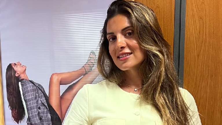 Σταματίνα Τσιμτσιλή: Mε κοντομάνικο crop top και ψηλόμεσο λεοπάρ παντελόνι την πρώτη μέρα στο γραφείο