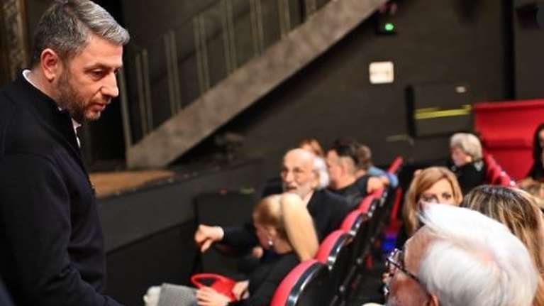 Θεατρική βραδιά για τον Νίκο Ανδρουλάκη - Η παράσταση που παρακολούθησε [εικόνες]