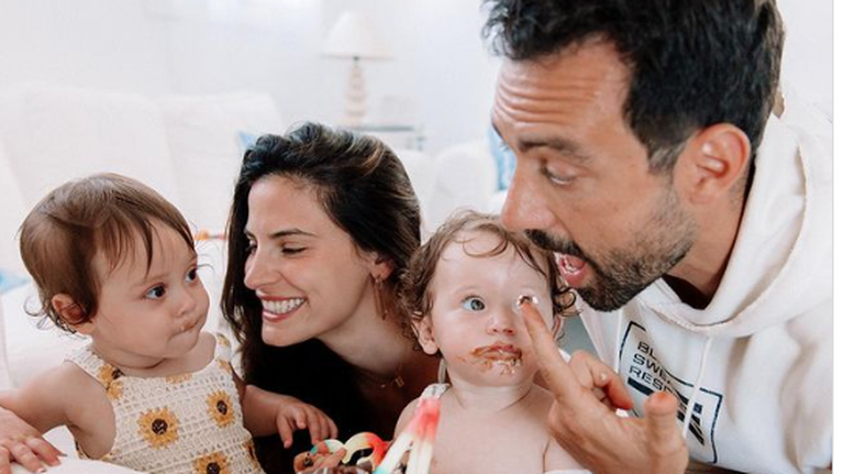 Αριάνα - Φιλίππα Τανιμανίδη: Οι δίδυμες έκαναν επιδρομή στην τούρτα της μαμάς τους Χριστίνας Μπόμπα