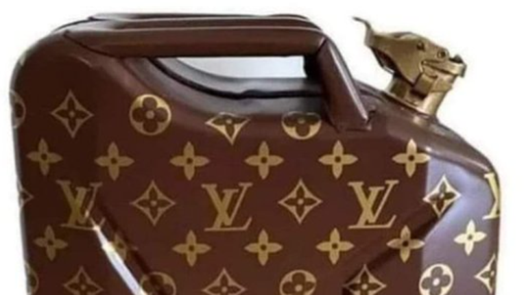 Πανζουρλισμός για την τιμή της βενζίνης στο Twitter: Από τα Louis Vuitton στο &quot;Λουί Μπιτόν&quot;