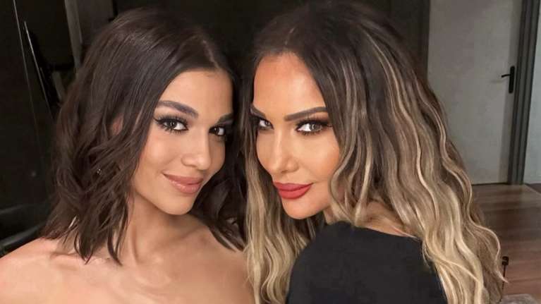 Μελίνα Νικολαΐδη: Με πολύ τολμηρό ασημί φόρεμα στο ρεβεγιόν - Σούπερ μίνι με πολύ βαθύ ντεκολτέ