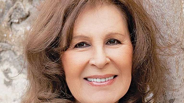 Δύσκολες στιγμές για τη Ρένα Κουμιώτη: Πέθανε ο γιος της και δεν μπόρεσε να παραστεί στην κηδεία του