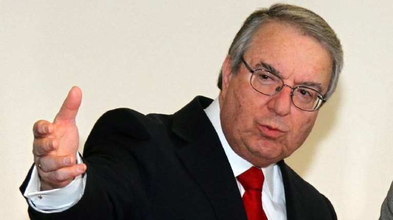 Ο Μπαμπινιώτης &quot;τσακίζει&quot; με χιούμορ τη γλώσσα του κορονοϊού: Ντράιβ θρου, κλικ εγουέι, μπιτ και... φλιτ