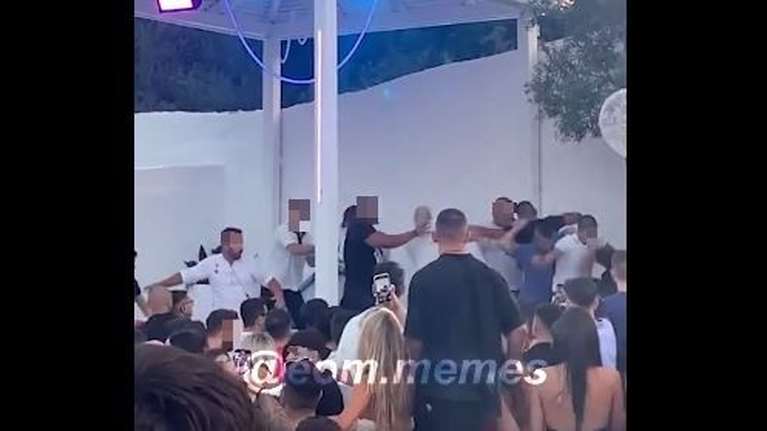 Άγριο ξύλο σε κλαμπ στη Χαλκιδική: Μπουνιές και κλοτσιές ανάμεσα σε νεαρούς [Βίντεο]