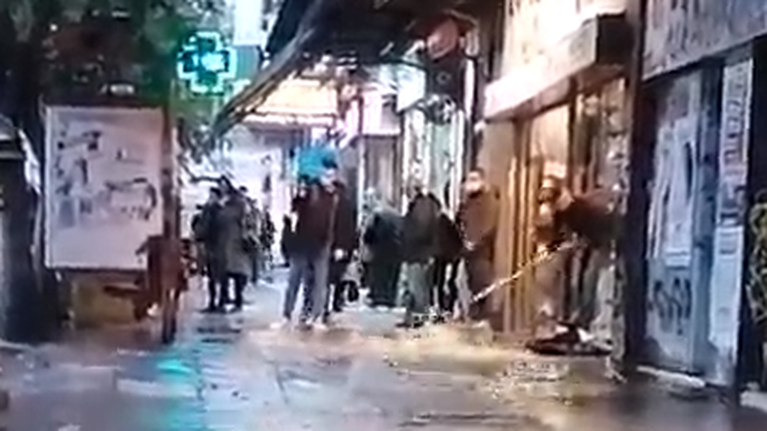 Θεσσαλονίκη: Έσπασε αγωγός στο κέντρο - Με σκούπες οι καταστηματάρχες για να μη μπουν τα νερά μέσα [Βίντεο]