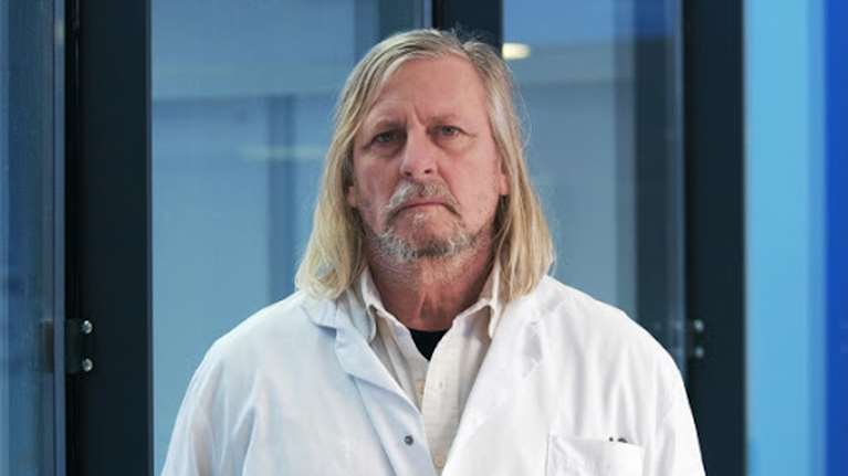 Ντιντιέ Ραούλτ: Ποιός είναι ο επιστήμονας που πολεμά στην πρώτη γραμμή τον κορονοϊό