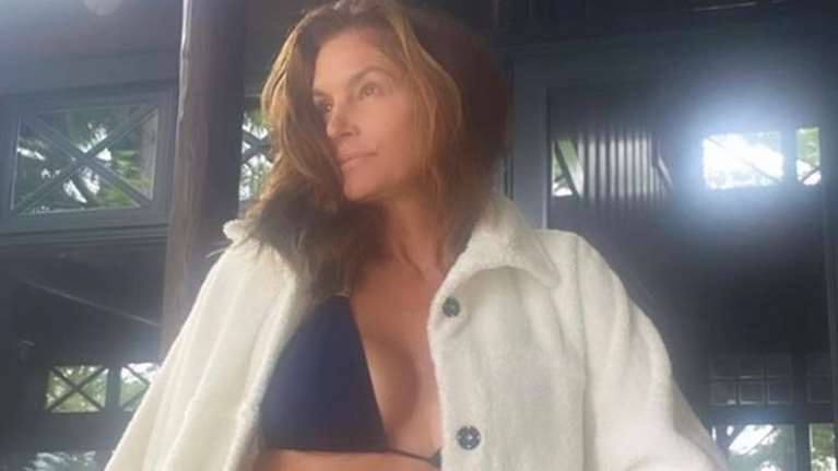 Υπέροχη Σίντι Κρόφορντ: Φωτογραφίζεται με μαύρο μπικίνι στα 56 της - Ο χρόνος δεν την αγγίζει