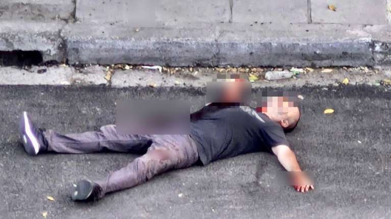 Η στιγμή που ο 49χρονος οδηγός στο Χαλάνδρι εντοπίζεται ξαπλωμένος μέσα στα αίματα - Φώναζε "μαχαιρώστε με"