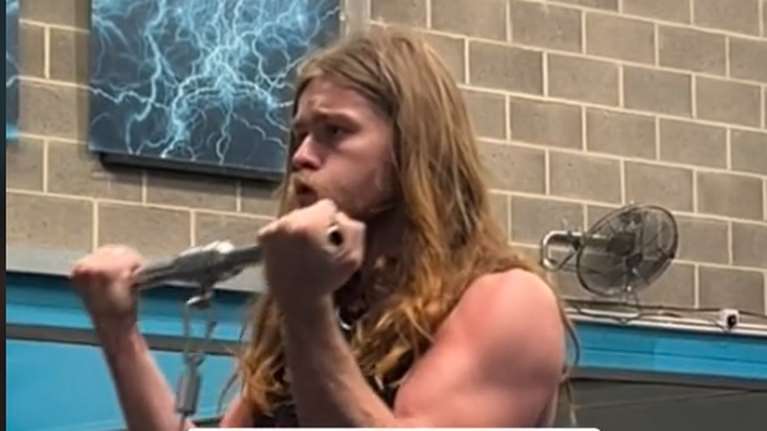 Viral: Ζήτησε από τον άνδρα της να ξυριστεί και το μετάνιωσε πικρά - Εγινε άλλος άνθρωπος [βίντεο]