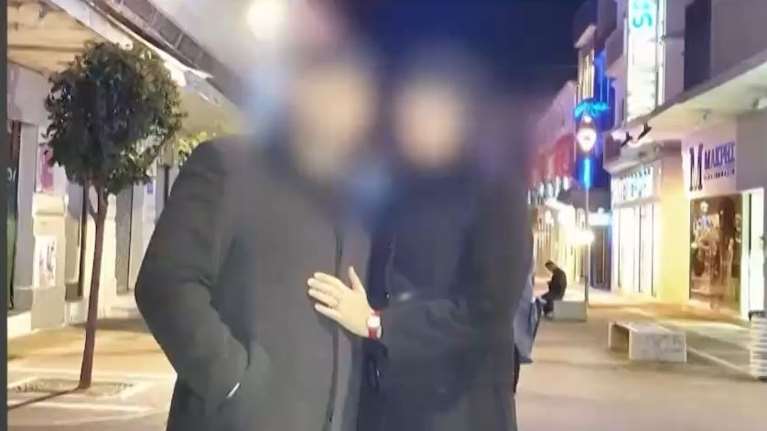 Ο θρασύτατος αστυνομικός της Βουλής τηλεφώνησε από τη φυλακή στη σύζυγό του για να της πει ότι την... αγαπάει