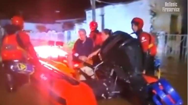 Kακοκαιρία Daniel: 1.181 διασώσεις σε 3 μέρες, 6.406 κλήσεις για βοήθεια – Στιγμιότυπα από απεγκλωβισμό μέσα στη νύχτα