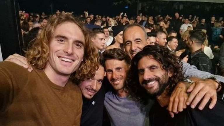 Τα "έσπασε" στα μπουζούκια ο Στέφανος Τσιτσιπάς - Στο κέντρο που τραγουδούν Αργυρός και Ρουβάς [Εικόνες - Βίντεο]