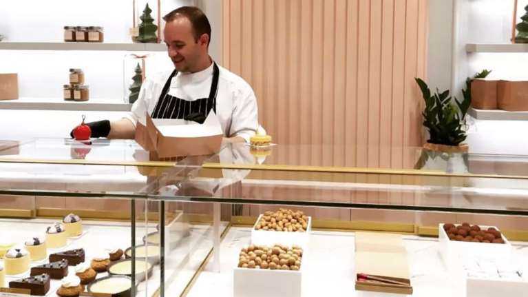 Σε γιορτινό κλίμα η Θεσσαλονίκη: Μελομακάρονα-κουφέτα και χριστουγεννιάτικα δέντρα φτιαγμένα από σοκολάτα