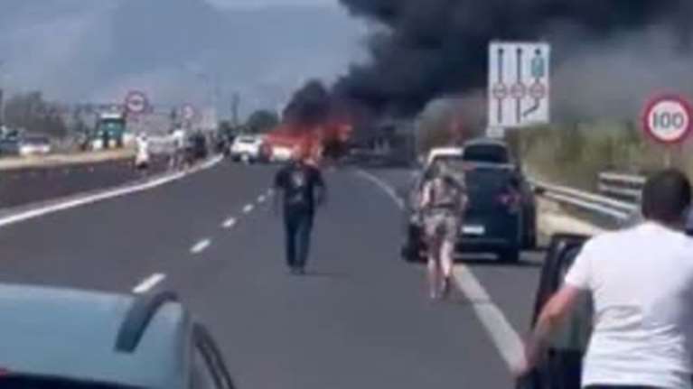 Τραγωδία στην Εγνατία Οδό: Τρεις επιβάτες ΙΧ απανθρακώθηκαν σε σύγκρουση με φορτηγό [βίντεο]