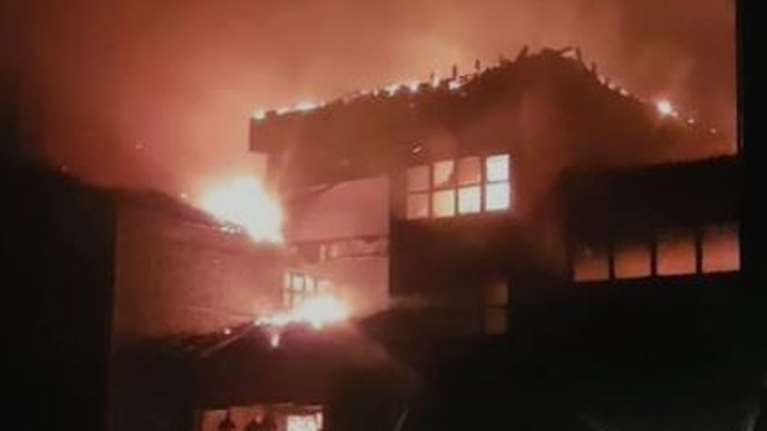 Έδεσσα: Ξενοδοχείο τυλίγεται στις φλόγες μέσα σε λίγα λεπτά - Καταστράφηκε ολοσχερώς [Βίντεο]