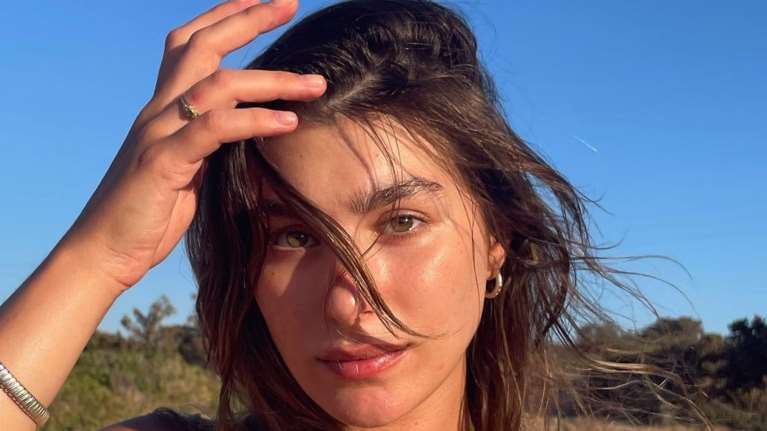 Χρύσα Μιχαλοπούλου: Σε παραλία της Βαρκελώνης με κομψό ολόσωμο μαγιό