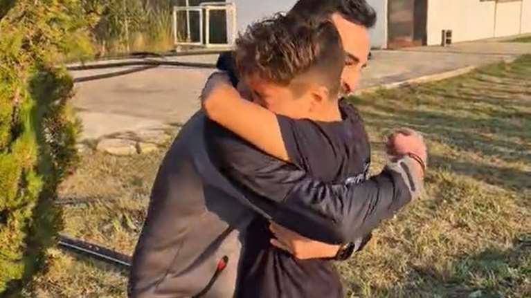 Viral η στιγμή που πατέρας συναντάει τον γιο του μετά από μήνες - Δάκρυα και αγκαλιές μέσα στο γήπεδο [βίντεο]