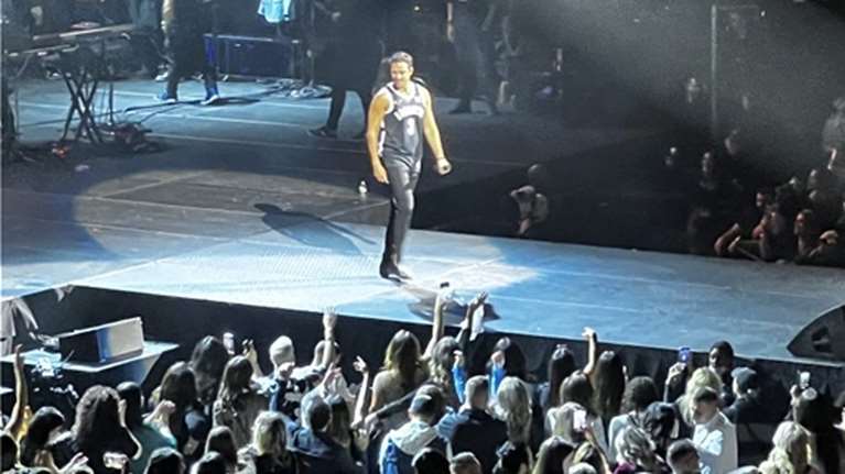 Ο Κωνσταντίνος Αργυρός έγραψε ιστορία στη Νέα Υόρκη: Ο πρώτος Έλληνας καλλιτέχνης που τραγούδησε στο &quot;Barclays Center&quot;