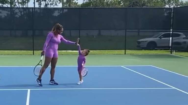 Σερένα Γουίλιαμς: Βρήκε νέα παρτενέρ στο διπλό - Ντυμένη ασορτί παίζει τένις με την τρίχρονη κόρη της