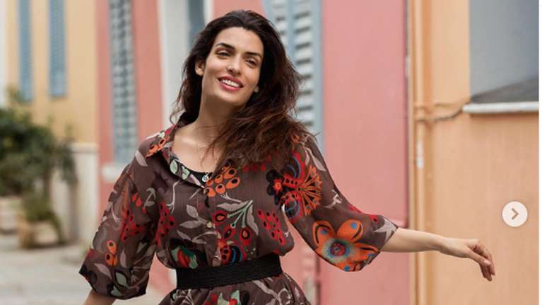 Η Τόνια Σωτηροπούλου με τη μητέρα της στη Σύρο - Ποζάρουν αγκαλιά, πόσο μοιάζουν [εικόνα]