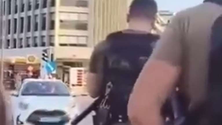 Ανδρας των ΜΑΤ έξω από την πρεσβεία του Ισραήλ: "Έπρεπε να το είχαν βουλιάξει το μπουρδ@@@" το Madleen [βίντεο]