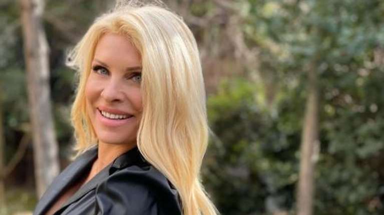 Η Ελένη Μενεγάκη σε ρόλο... ψήστη - Εβαλε τα κάρβουνα και εύχεται για το Πάσχα [εικόνα]