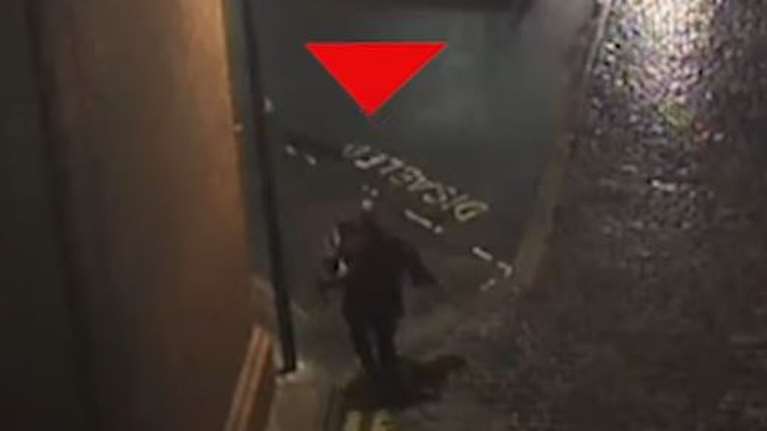 Ανατριχίλα: Βιαστής στη Βρετανία κουβαλάει ανενόχλητος 24χρονη λίγο πριν την κακοποιήσει [βίντεο]