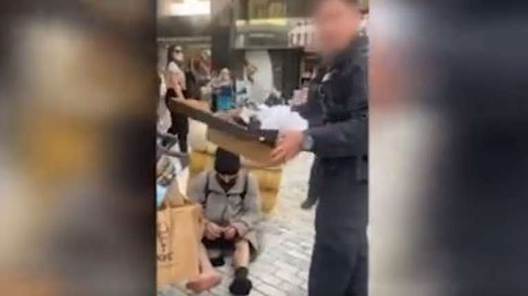 Το άλλο πρόσωπο της Αστυνομίας: Αστυνομικοί της ΔΙΑΣ αγόρασαν κάλτσες και παπούτσια σε άστεγο [βίντεο]