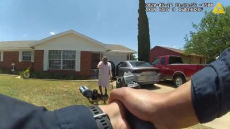 Τέξας: Επεισοδιακή σύλληψη Αφροαμερικανού - Η γιαγιά του μπήκε μπροστά στα όπλα των αστυνομικών [βίντεο]