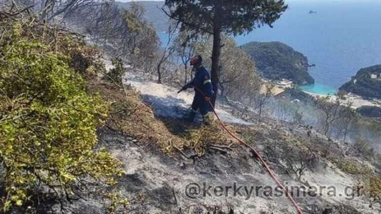 Κέρκυρα: Φωτιά στη Λευκίμμη - Έχουν κινητοποιηθεί επίγειες και εναέριες δυνάμεις [εικόνες, βίντεο]