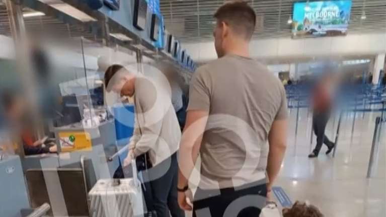 Κασσελάκης: Η στιγμή που αποχαιρετά τον Τάιλερ στο αεροδρόμιο