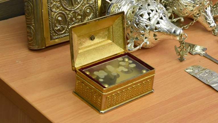 Πάτρα: Βρέθηκαν οι ιερόσυλοι που έκλεψαν την λειψανοθήκη του Αγίου Χαράλαμπου - Συνελήφθη &quot;ζευγάρι&quot; Ελλήνων [Εικόνες]