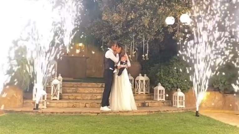 Παντρεύτηκε ο Άκης Πετρετζίκης: Η μυστική τελετή, η βάπτιση του μικρού Αχιλλέα και το μενού από τον σεφ [Εικόνες - Βίντεο]