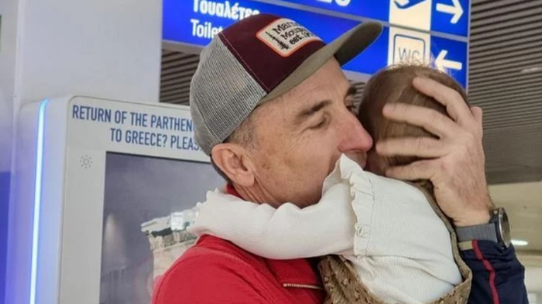 Αντώνης Συκάρης: Η αγκαλιά με το εγγόνι του πριν φύγει για Νεπάλ - &quot;Γιατί ρισκάρεις;&quot; του έλεγαν