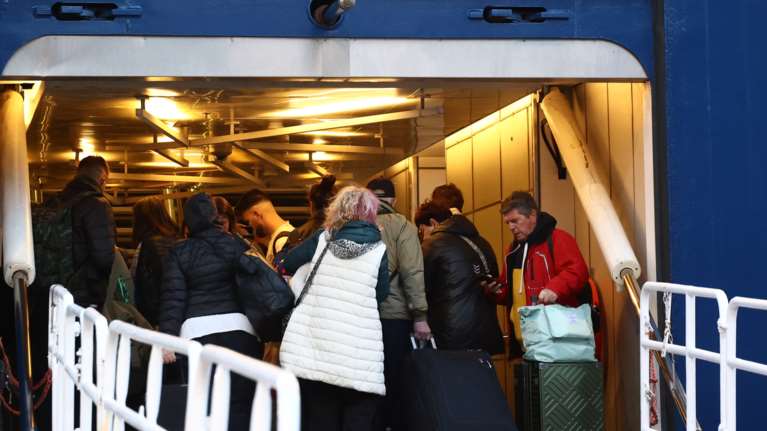 Ομαλά εξελίσσεται η έξοδος των εκδρομέων του Πάσχα - Γεμάτα φεύγουν τα πλοία από τα λιμάνια της Αττικής