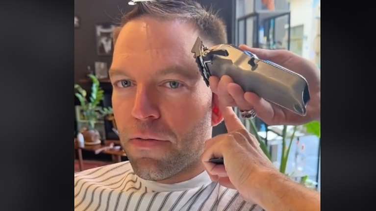 &quot;Πώς θα τα κόψεις; ΣΥΡΙΖΑ&quot;: Το βίντεο του Κασσελάκη στο TikTok με το τελευταίο κούρεμα λίγο πριν βάλει το χακί