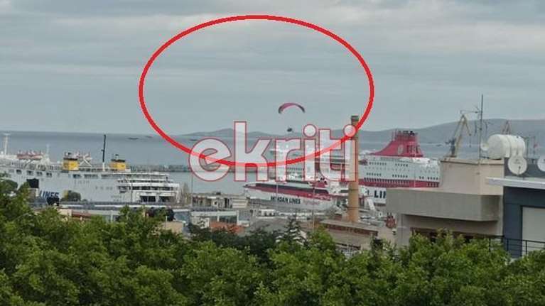 Πάνω από την πόλη του Ηρακλείου οι Αη Βασίληδες με αλεξίπτωτο πλαγιάς [εικόνες]