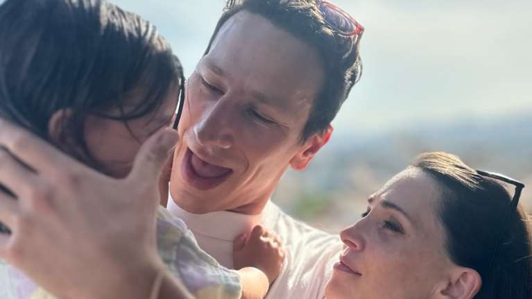 Η βάφτιση της κόρης του Μιχάλη Σαράντη και της Μαίρης Μηνά: Το απλό λευκό φόρεμα της μαμάς, οι μαργαρίτες της κόρης και το τρελό πάρτι