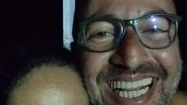 Ο σύζυγος της αρνήτριας των εμβολίων που δεν ήθελε να διασωληνωθεί και πέθανε, απαντά στους επικριτές του