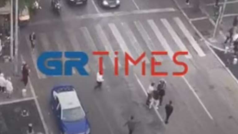 Θεσσαλονίκη: Επιτέθηκε με μπουνιές σε οδηγό ταξί στη μέση του δρόμου [βίντεο]