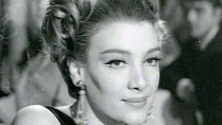 Very chic: Η Μάρω Κοντού κούκλα και κομψή στον δεύτερο γάμο της το 1975 - Ρετρό φωτογραφία